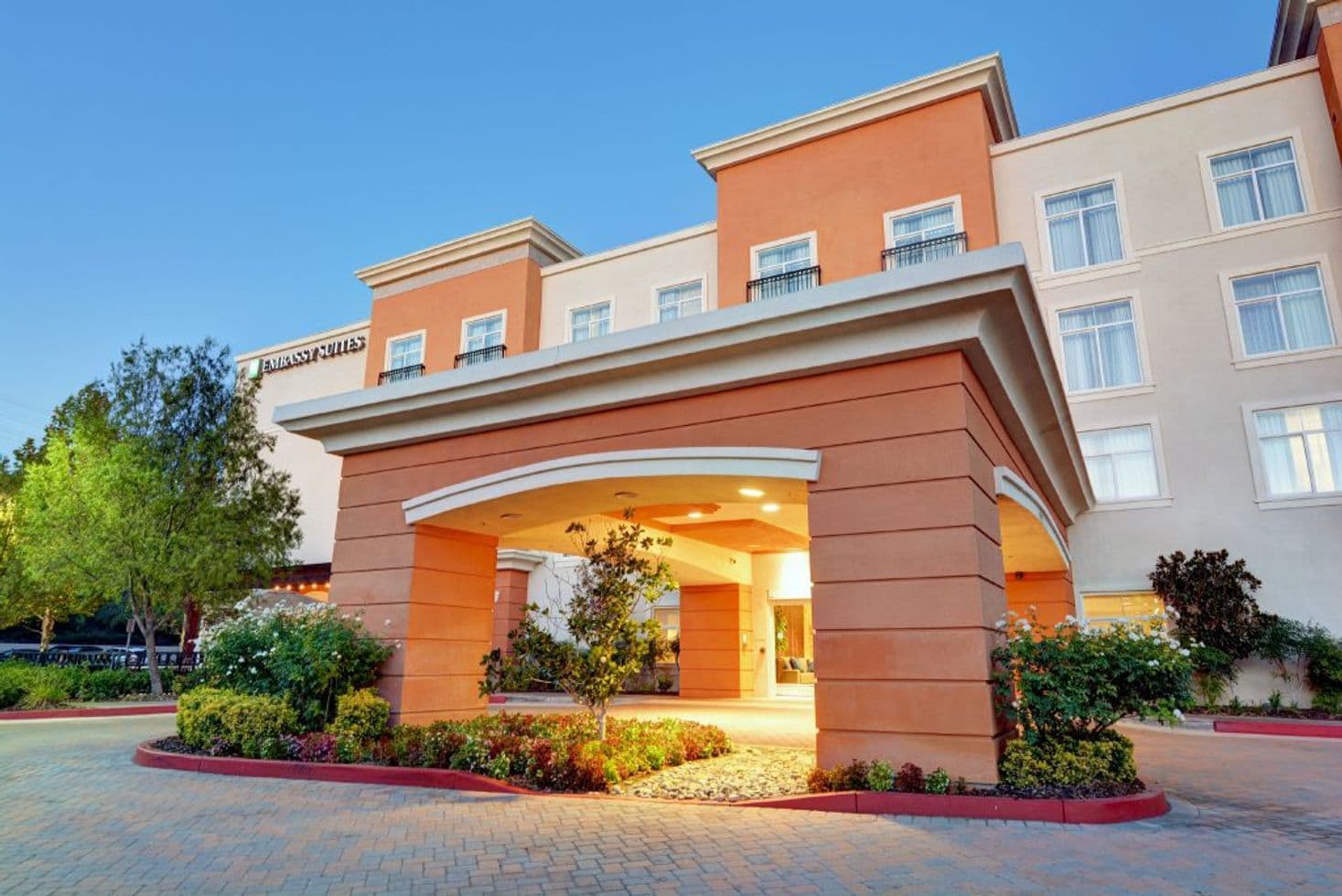 Front of Embassy Suites Valencia
