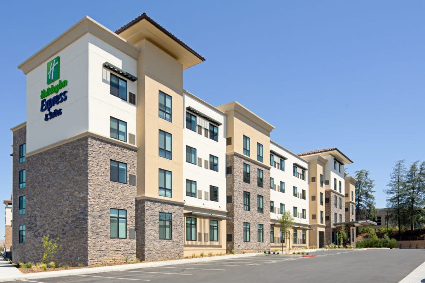 Outside view of Holiday Express & Suites Valencia-Santa Clarita