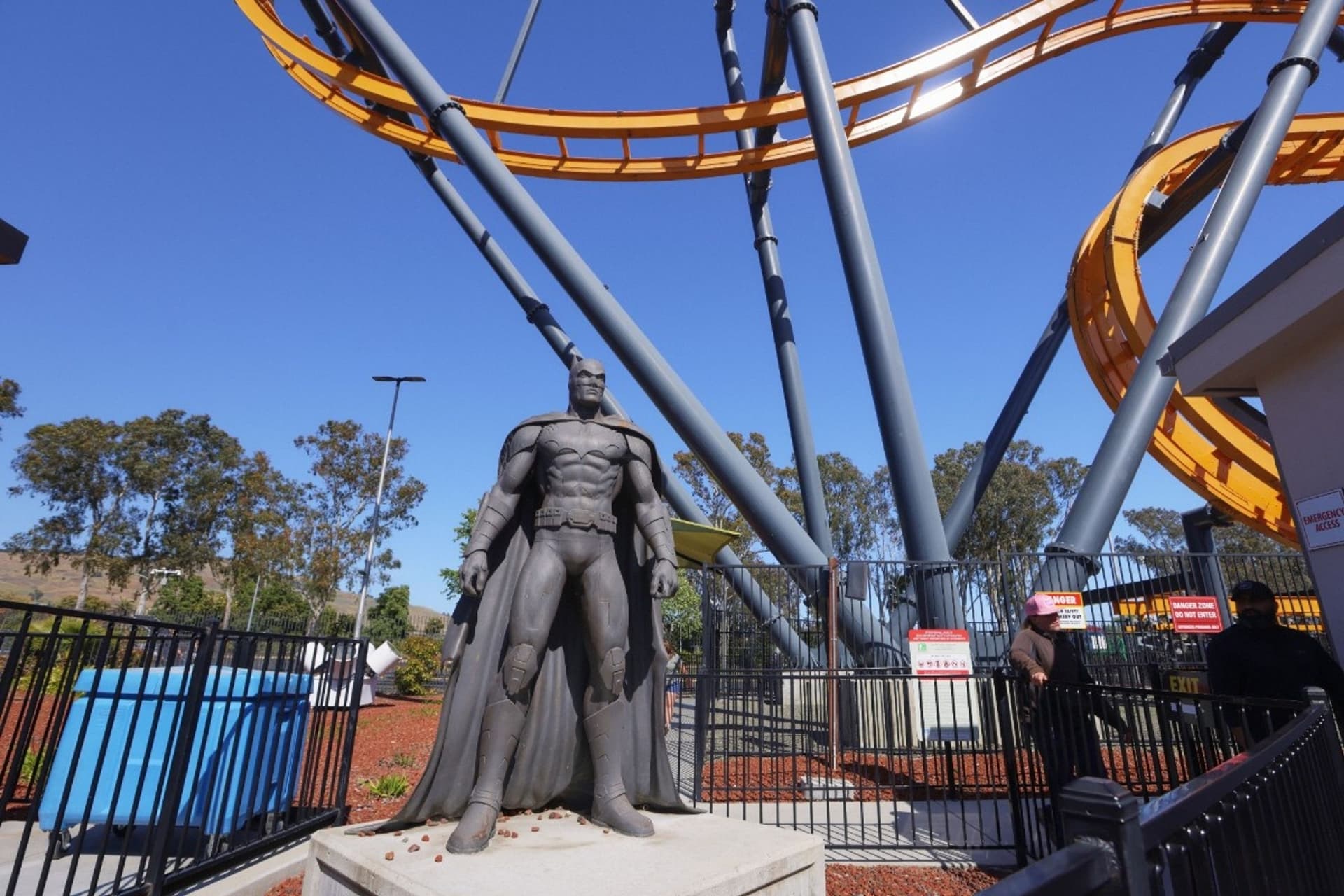 A BATMAN statue standing tall near the entrance of BATMAN The Ride at Six Flags Discovery Kingdom.